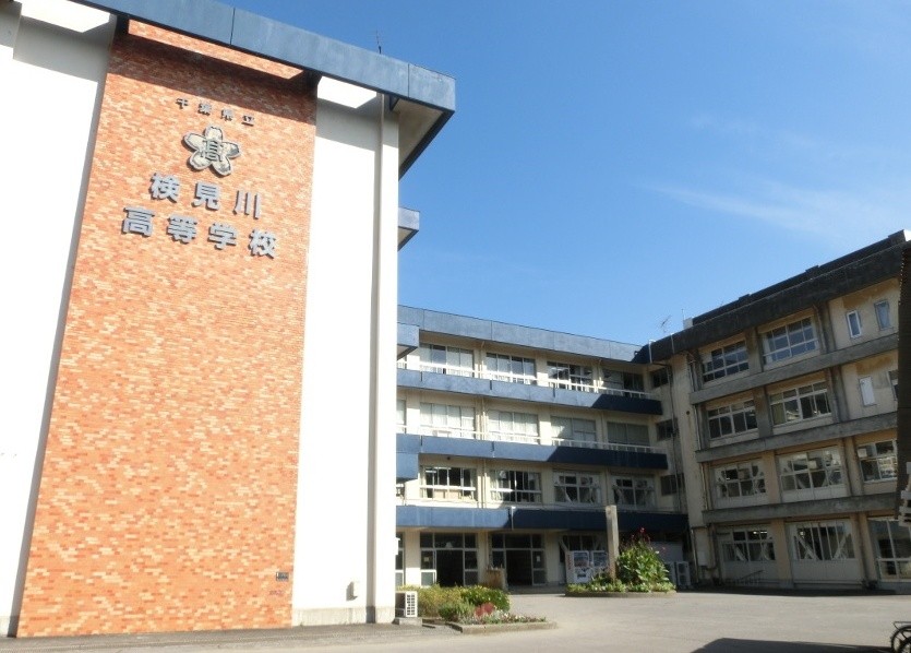 検見川高校生徒昇降口