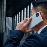 携帯を持つ男性　※画像はイメージです（Yuliia/stock.adobe.com）