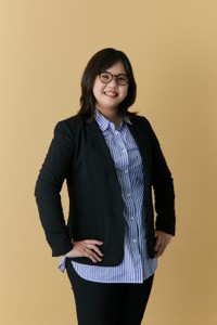 こちらの女性社員は満面の笑顔でパチリ。「普段はあまりかけないのですが、ビジネス用でも使えるかなと思い、せっかくなのでメガネをかけたバージョンも撮影したものです」（株式会社モリサワ提供）