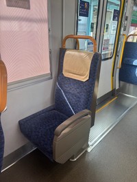 関西の鉄道の一人座席が話題に（大石恋々菜さん提供）
