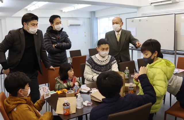 子どもたちと会話する二之湯さん（右奥）＝京都市右京区
