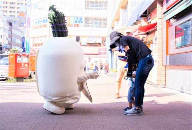 ナニコレ？ 謎の白い巨体が千葉に現る！！ 「ゆるキャラ」だと名乗る