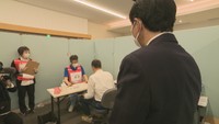 県営ワクチン接種会場　川崎医科大学総合医療センターを視察する伊原木知事