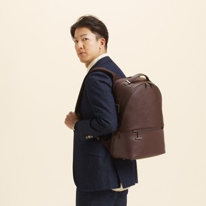 尾上右近が魅了された大人のブラウン。サムソナイト・ブラックレーベルの品格