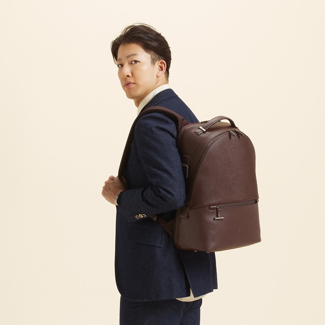 尾上右近が魅了された大人のブラウン。<br>サムソナイト・ブラックレーベルの品格