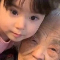 93歳差の曾祖母とひ孫（提供：＠globannaaさん）