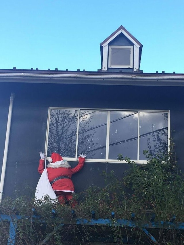 時には窓枠外に工作することも…