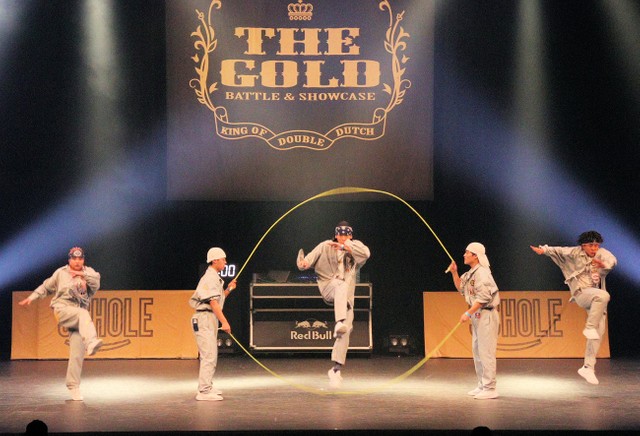 見島さんらが学生時代に手がけ、今も続くダブルダッチの大会。今年の１５周年記念大会には全国から約３００人が参加した（１月、京都市山科区）
