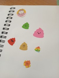 子供らしいポップなシールも（提供：カニ軍艦太郎さん）