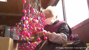 正月の縁起物　繭玉飾りの製作が最盛期　宮城・石巻市