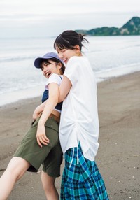 「週刊少年マガジン」（講談社）2025年7月2日発売号に登場した松田実桜（左）と西尾希美＝撮影／HIROKAZU、スタイリング／メロン、ヘアメイク／佐藤ありさ・佐藤愛梨、デザイン／松本麻実（GROSVENOR design.）