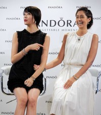 森泉（右）と森星＝2015年