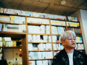 「原稿で、今日の行動が変わる」装丁家・川名潤さん。文芸誌「群像」の大胆リニューアルから漫画・小説まで