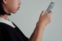 スマートフォンを手にする少女　※この画像はイメージです（zheng giang/stock.adobe.com）