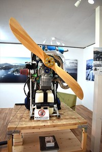 荻田さんと、親友の栗原慶太郎さん（左）。