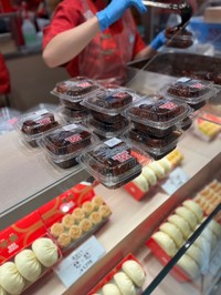 店頭でパック詰めされていく甘酢団子。ついつい肉まんなどと一緒に買いたくなる逸品（筆者撮影）