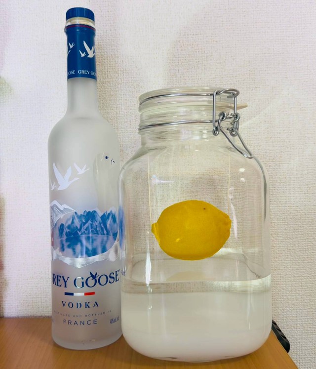 仕込み直後の瓶。底に砂糖が残り、液は白く濁っている（SITO.さん提供）