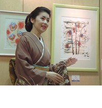 個展を開いた藤あや子＝2003年