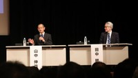 ９月に開かれたシンポジウムで発言する山中さん（左）と田中さん＝京都府精華町光台・けいはんなプラザ