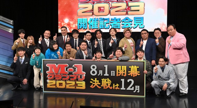 ポーズを決める（前列左から）川島明、ヨネダ２０００、ウエストランド、ロングコートダディ、オズワルド（後列左から）シンクロニシティ、ななまがり、キュウ、ダイヤモンド、ビスケットブラザース、ママタルト＝東京都渋谷区のヨシモト∞ホール（撮影・西岡正）