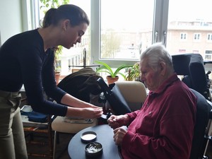 管理職ゼロで急成長　オランダの訪問看護サービス「ビュートゾルフ」の現場主義を探る