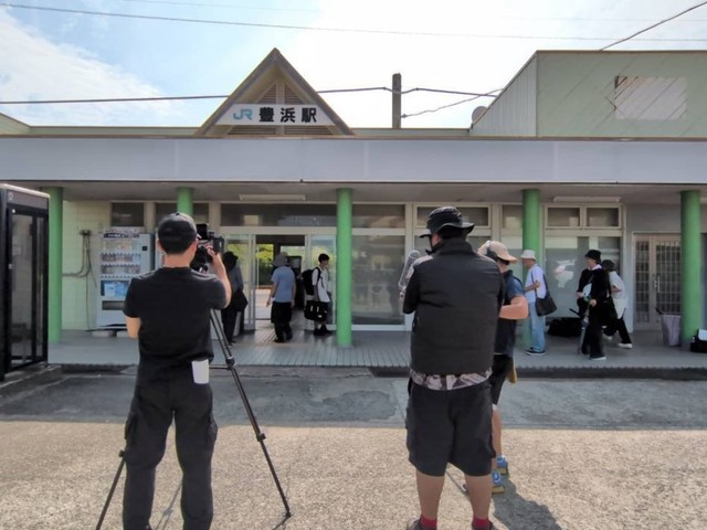 JR豊浜駅での撮影の様子