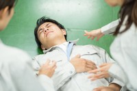 倒れた男性※画像はイメージです（ponta1414/stock.adobe.com）