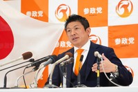 会見でインタビューに答える参政党・神谷宗幣代表