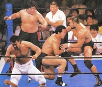 １９８８年７月２９日、凱旋した闘魂三銃士が奮戦した新日本・有明コロシアム大会のリング。藤波辰爾（中央）らを相手に世代交代をアピールした