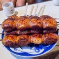 焦げた表面はサクサク、中はふかふか、あつあつ　阿部智里さんのソウルフード「焼きまんじゅう」
