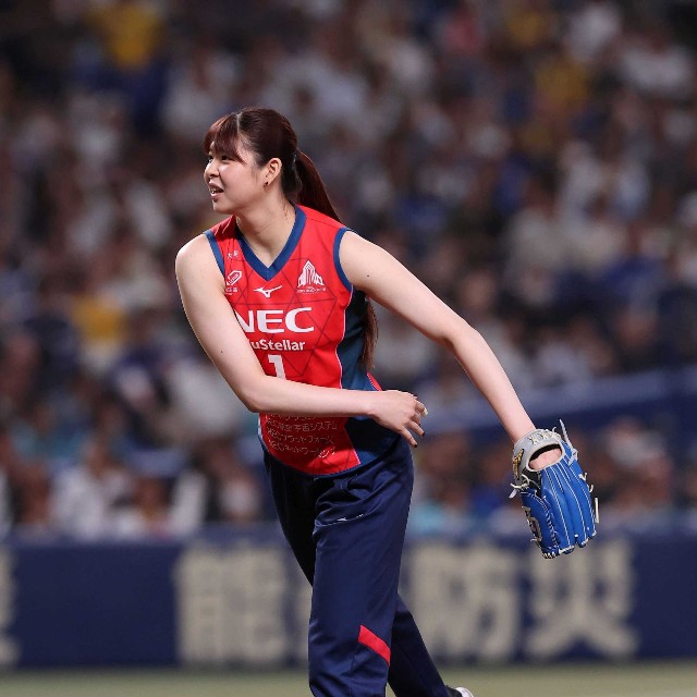 スラリとしたフォームで投げ込むNECロケッツ川崎・山田二千華