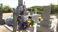 家族連れらが墓参り　新型コロナ対策でマスクを着けたままお参りも　岡山市