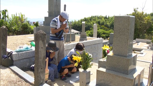 家族連れらが墓参り　新型コロナ対策でマスクを着けたままお参りも　岡山市