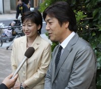 野口五郎、三井ゆり夫妻＝2010年