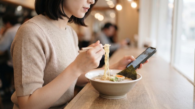 スマホを見ながらラーメン…店で禁止されていたらダメなの？　※画像はAIで生成されたイメージです（Blue Studio/stock.adobe.com）