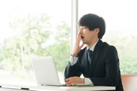 正社員の約4人に1人が睡眠「6時間未満」　※画像はイメージです（buritora/stock.adobe.com）