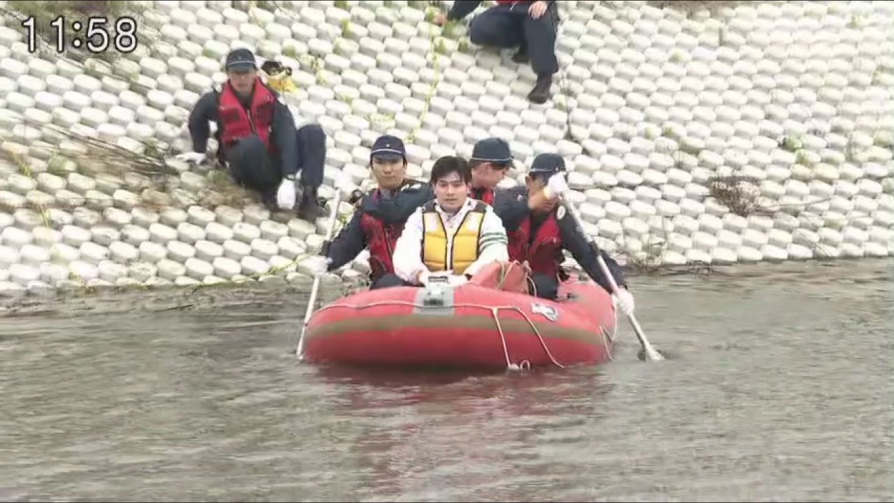 救命ボートで浸水孤立世帯の救助訓練　宮城・角田市