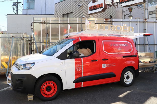 ルーフのシトロエンロゴ、フラッグ、色違いの前後ホイールなどカワイイ要素が満載