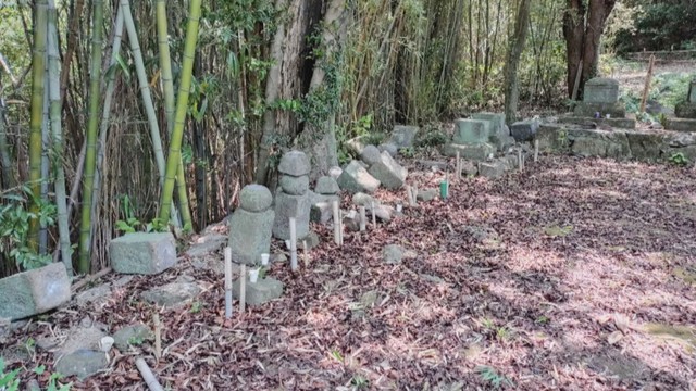 倒れた石仏　提供：常山観光協会