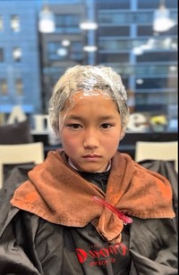 カラーリングのため薬剤を塗布。落ち着いた色味への変化を準備します／横井拓徹さん（@yokkoi_beautician）提供