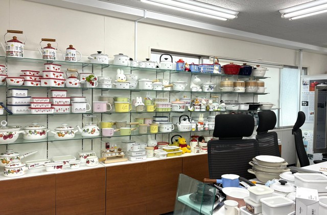 こちらがビフォー画像。整ってはいますがどこかのっぺりした印象…？（富士ホーロー公式Xより）