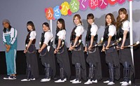 「あさひなぐ」初日あいさつでなぎなたを構える（左から）英勉監督、生田絵梨花、富田望生、伊藤万理華、白石麻衣、西野七瀬、桜井玲香、松村沙友理＝2017年9月22日撮影
