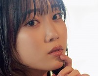 岸みゆ（撮影：鈴木ゴータ　ヘアメイク：海瀬志津奈（ＪＵＬＬＹ）　スタイリング：沼田美咲（ミタケイショウ））