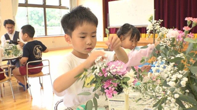 フラワーアレンジメントに挑戦する園児　香川・綾川町