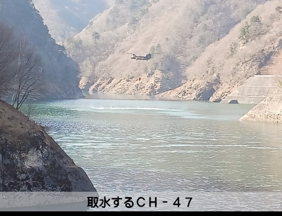 取水するCH-47／防衛省・自衛隊（災害対策）公式X（@ModJapan_saigai）