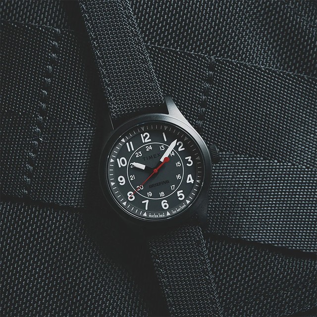 約10年ぶりとなるTIMEXとのコラボレーション！<br>ミリタリーとタフネスを体現する、<br>シーンレスに使える一本