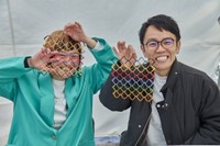 「ファクトリーアートフェスタ in 東大阪～石切ヴィレッジでアートとJAZZを楽しもう～」に参加した女と男・ワダちゃん（左）と市川（提供・吉本興業）