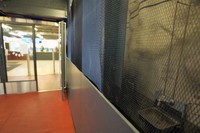 イタケスクスの市民プールの地下出入り口。網で覆われた奥を覗くと、分厚い扉が開いた状態で固定されていた＝2023年6月1日、ヘルシンキ市、荒ちひろ撮影