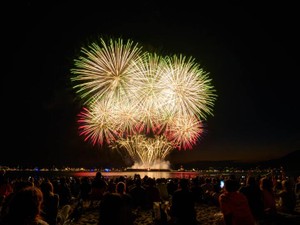 夏祭りで彼女に指輪を贈られた。私たちは「まわりと違うかも」と怯えた