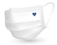 マスクに描かれた青いハートマーク。困っている人に対して、「サポートできます。私に声をかけてください」という意思を表すシンボルにしたいという（画像提供：伯鳳会）